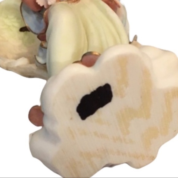 Beautiful Vintage Angel Figurine - Picture 3 of 9
